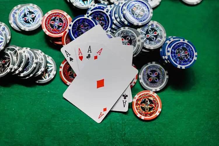 Shwe77 Live Casino နှင့် Sports Betting ကို မိုဘိုင်း App တွင် ကစားနေသောမြင်ကွင်း